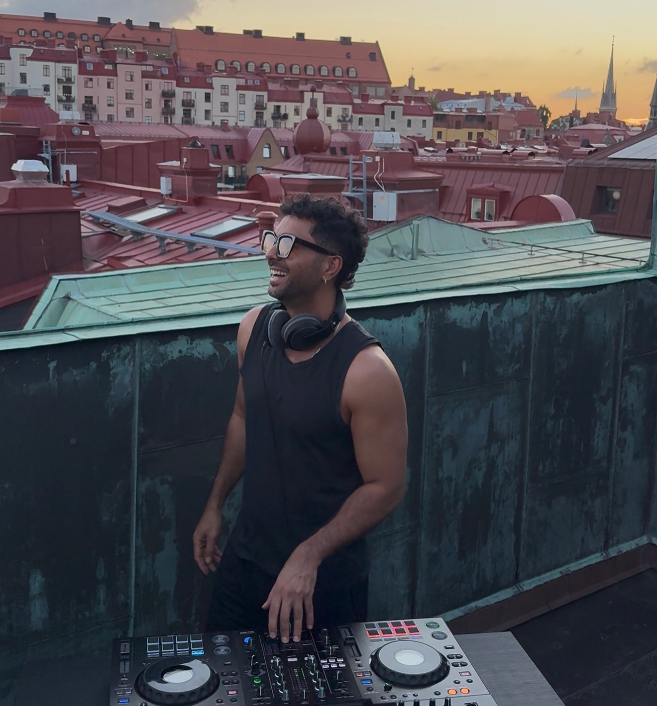Merano spelar ett DJ-set på en takterrass i Göteborg