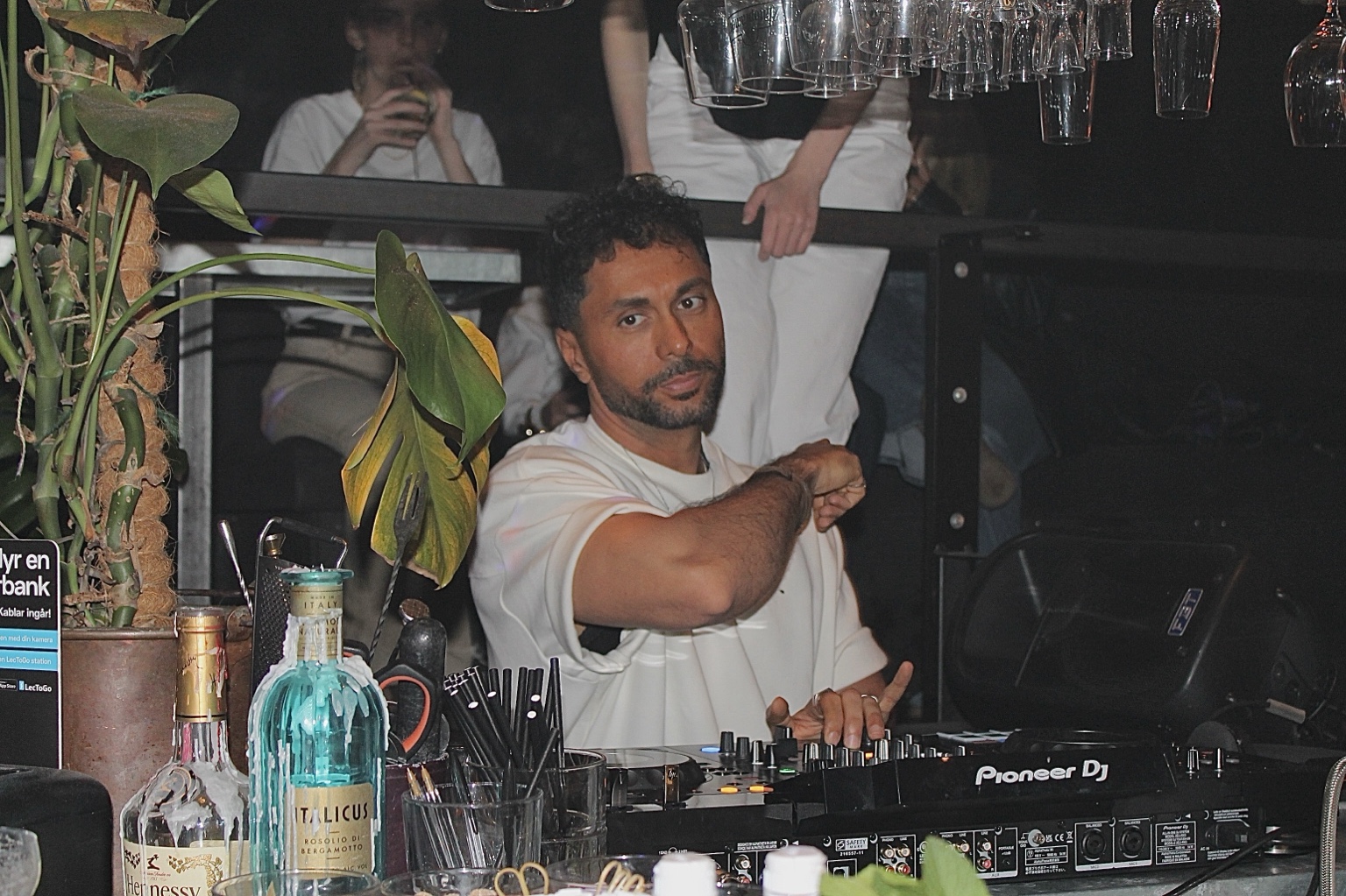 Merano spelar från en DJ-bås bakom baren