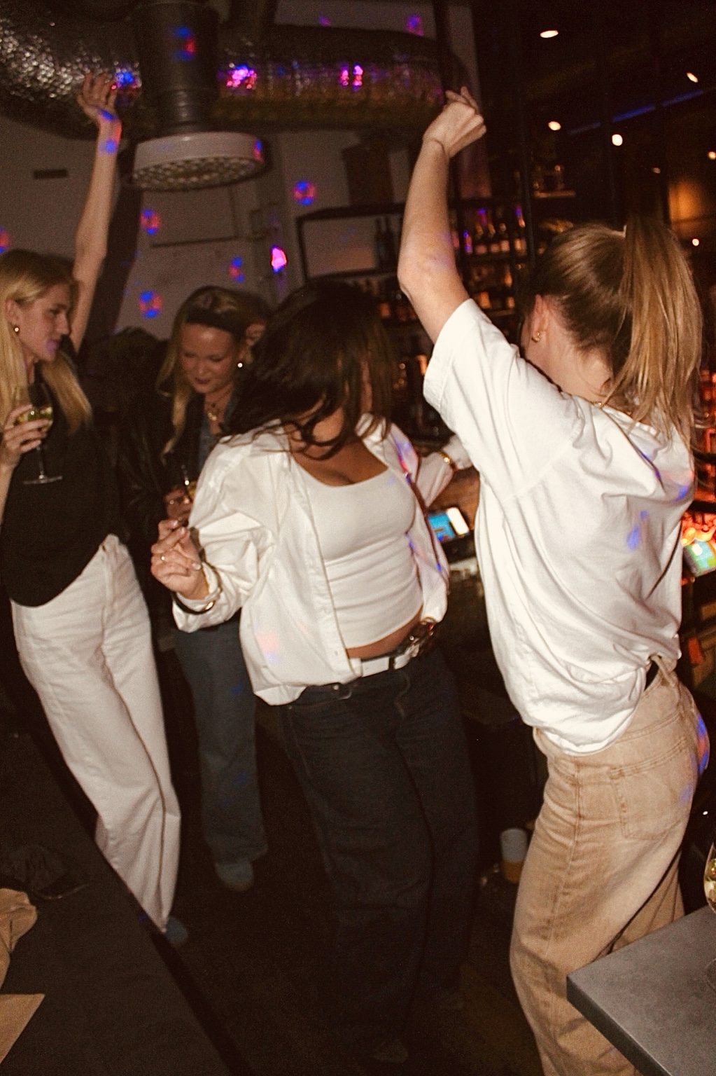 Gäster dansar under färgade ljus