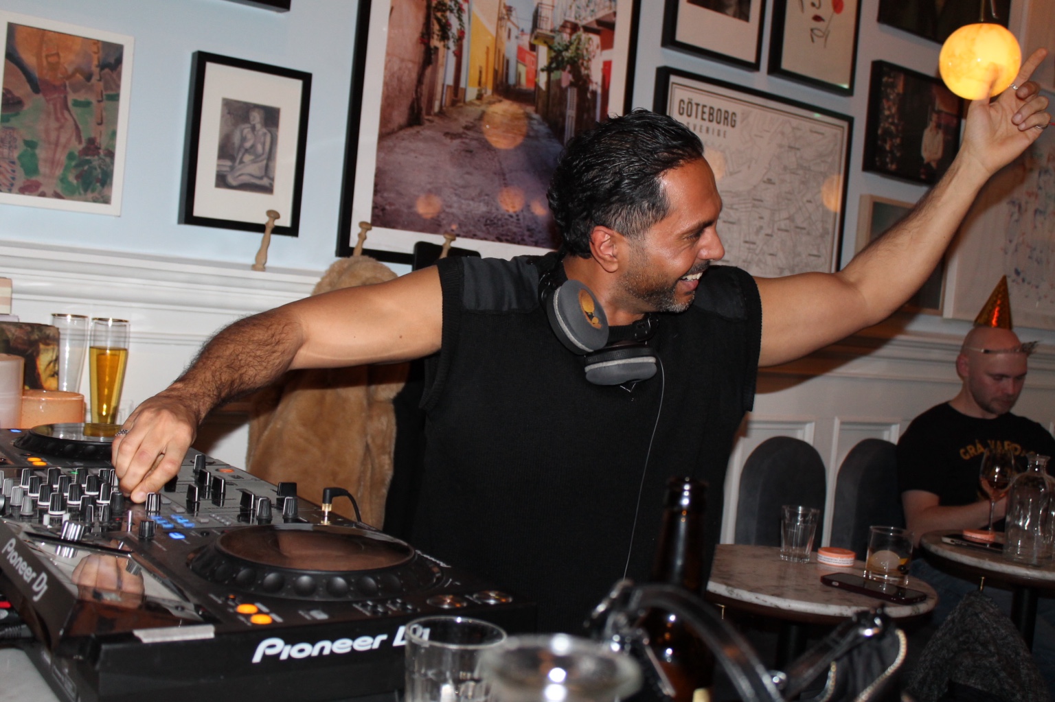 Merano spelar ett energiskt DJ-set