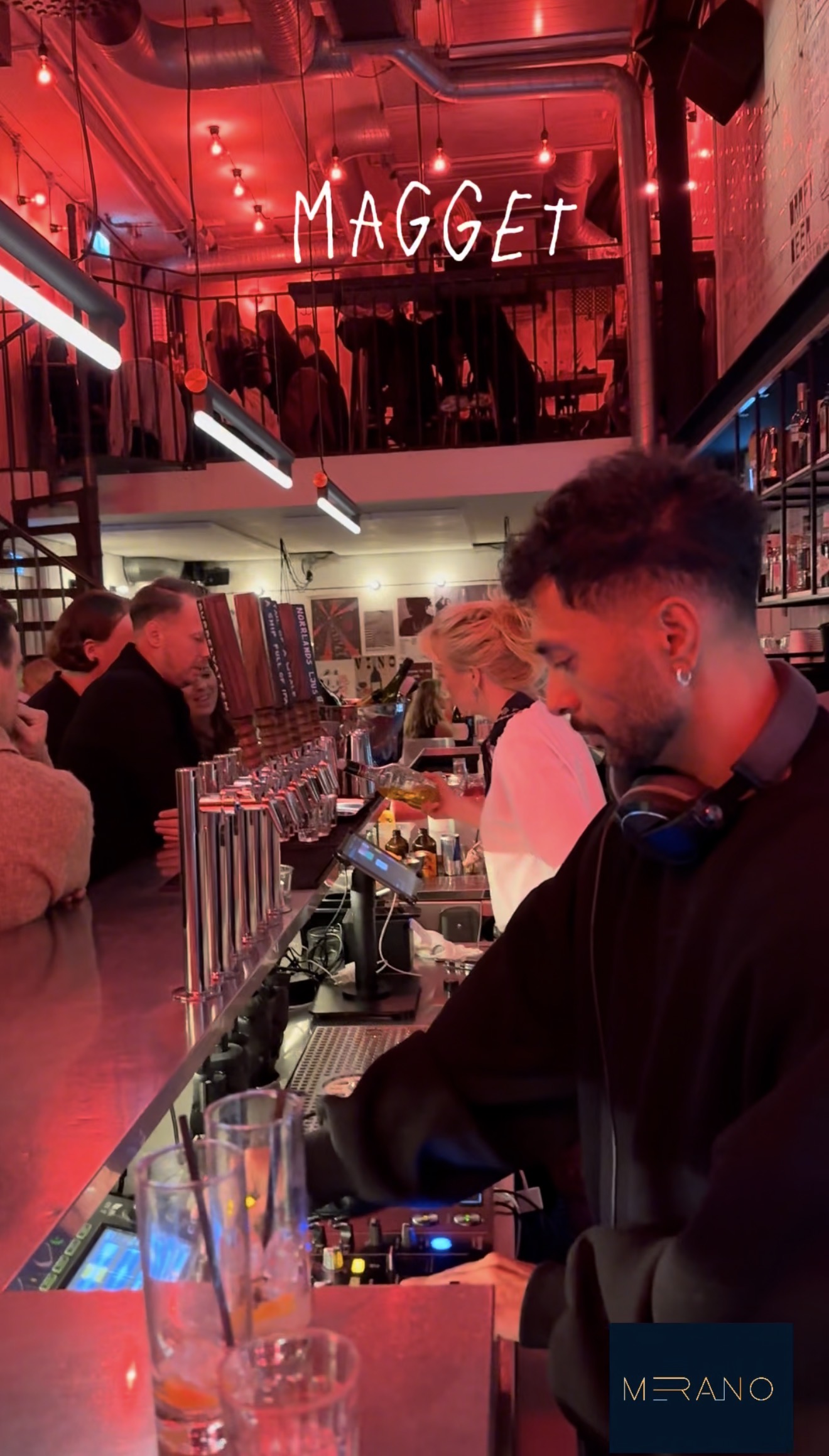 Merano spelar ett DJ-set på Kafé Magasinet